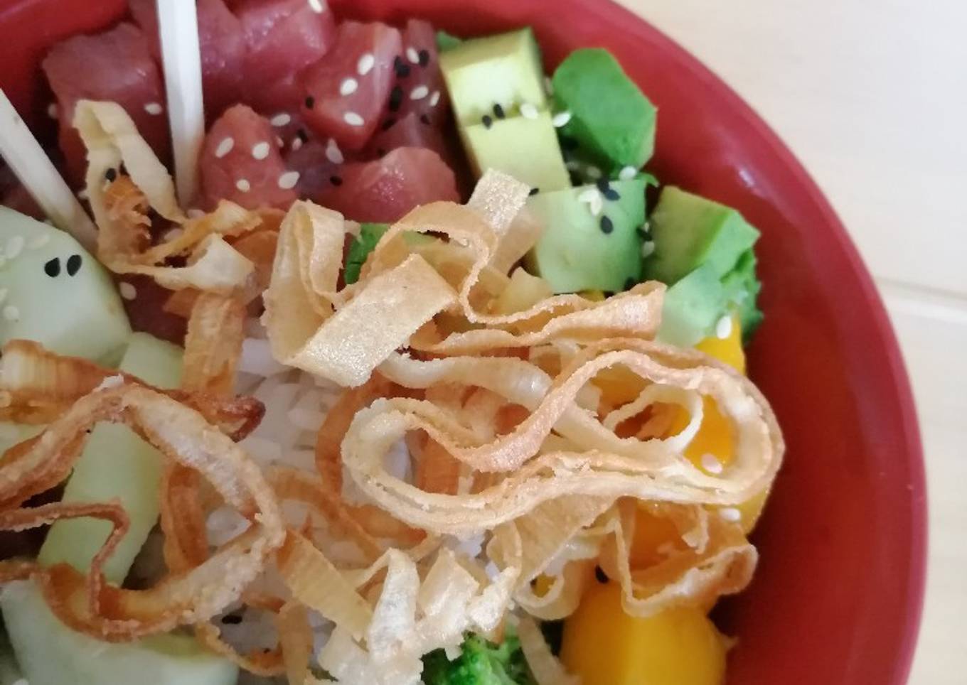Poke bowl de atún, brócoli y mango