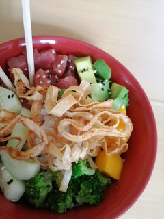 Una foto de Poke bowl de atún, brócoli y mango