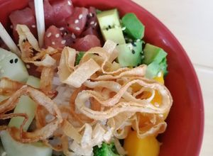Una foto de Poke bowl de atún, brócoli y mango