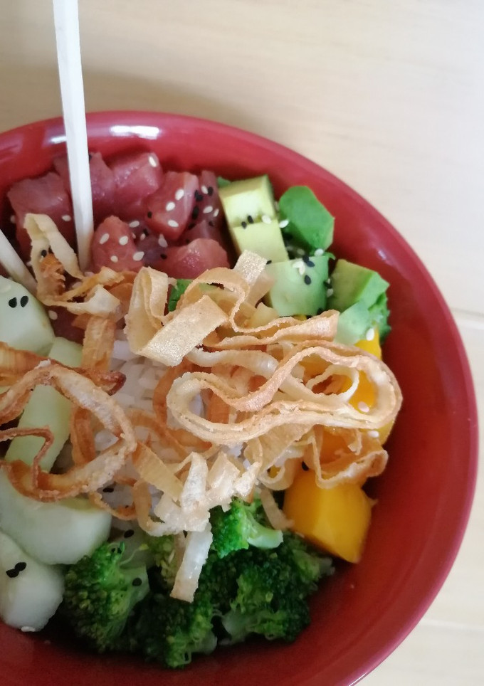 Una foto de Poke bowl de atún, brócoli y mango