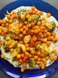 Verduras al horno con tzatziki y garbanzos crujientes