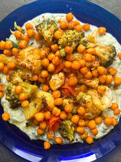 Una foto de Verduras al horno con tzatziki y garbanzos crujientes