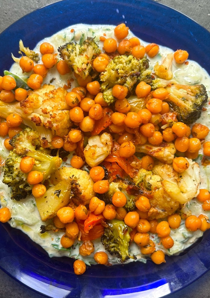 Una foto de Verduras al horno con tzatziki y garbanzos crujientes