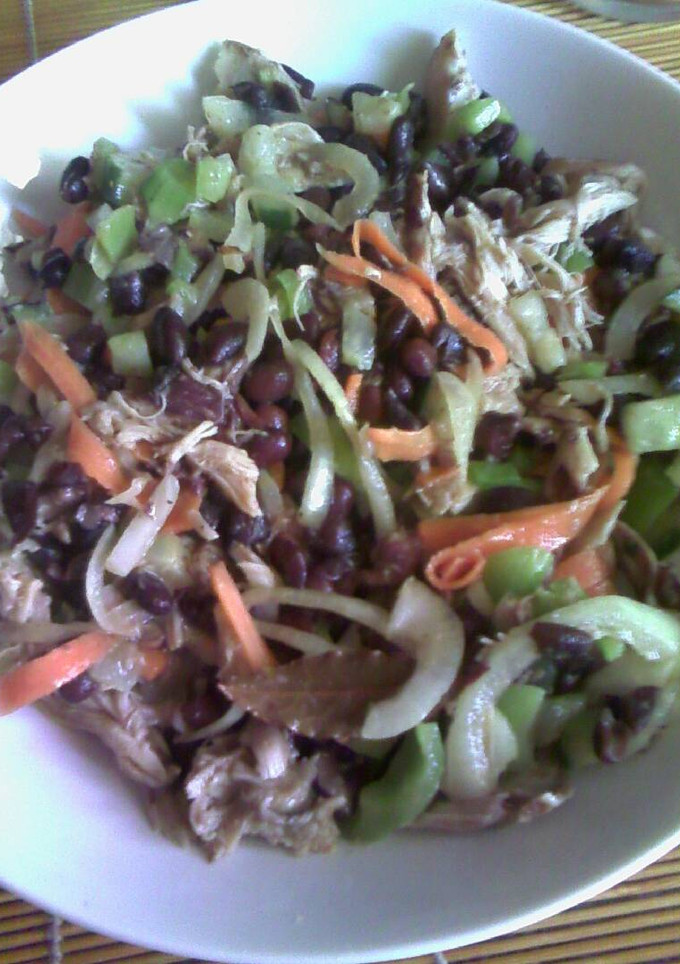 Una foto de Ensalada de frijoles y pollo con vinagreta de curry