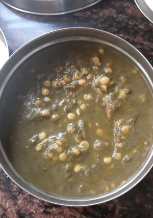 A picture of Palak and chana dal.