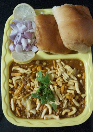 પુણેરી મિસળ પાઉં રેસીપી મુખ્ય ફોટો