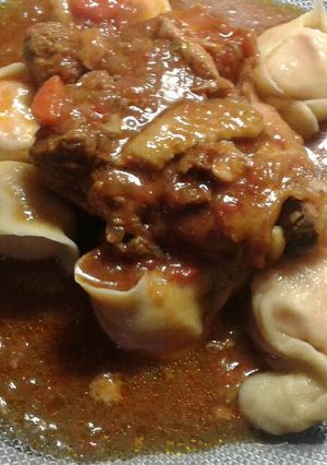 Una foto de Agnelottis caseros con tuco clásico de pollo