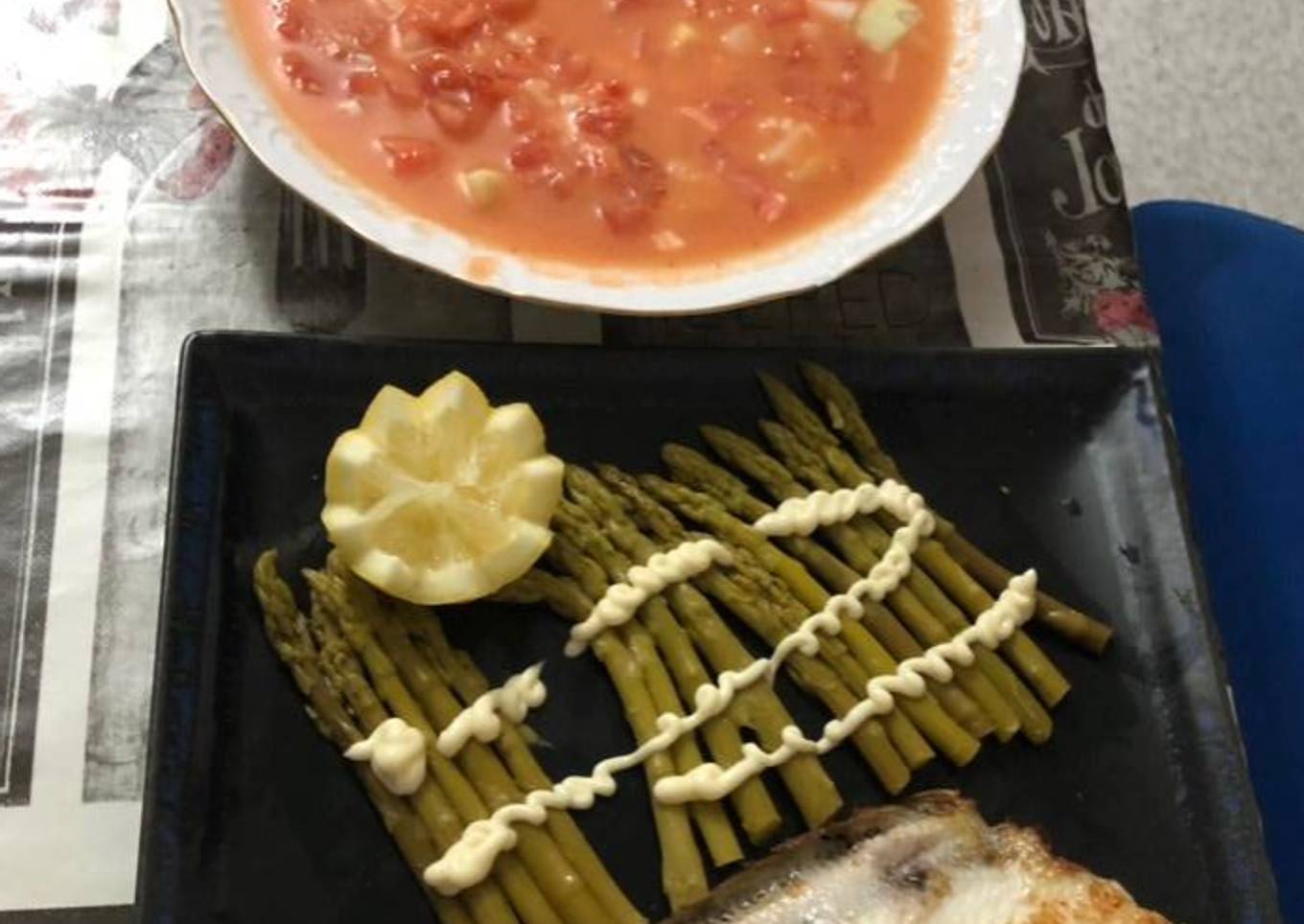Gazpacho andaluz y lenguado a la plancha con espárragos trigueros