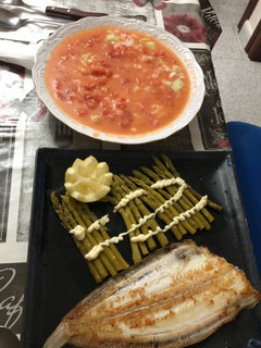 Una foto de Gazpacho andaluz y lenguado a la plancha con espárragos trigueros