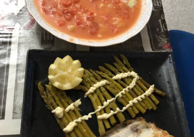 Gazpacho andaluz y lenguado a la plancha con espárragos trigueros