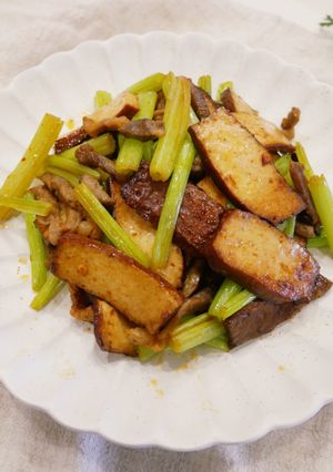 家常菜「豆干炒芹菜」好吃又下飯。 的食譜成品照片
