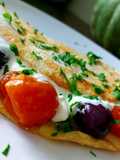 Crepioca rústica de queijo com tomates e azeitonas