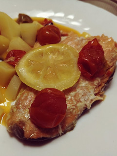 Una foto de Salmón con cherrys al limón
