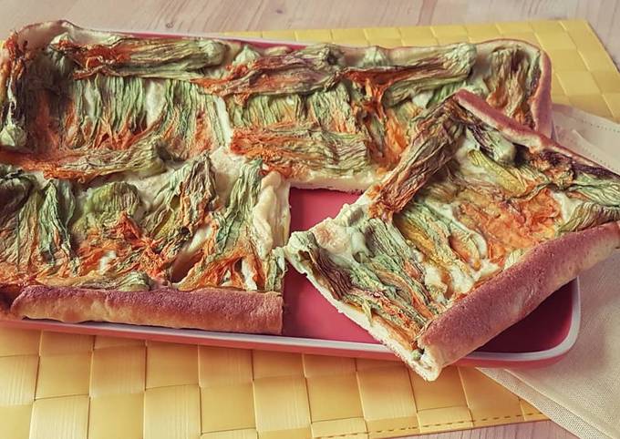 Pizza in pastella con fiori di zucca
