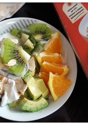Hình của món #cleaneating sữa chua hoa quả, yến mạch và hoa quả khô.