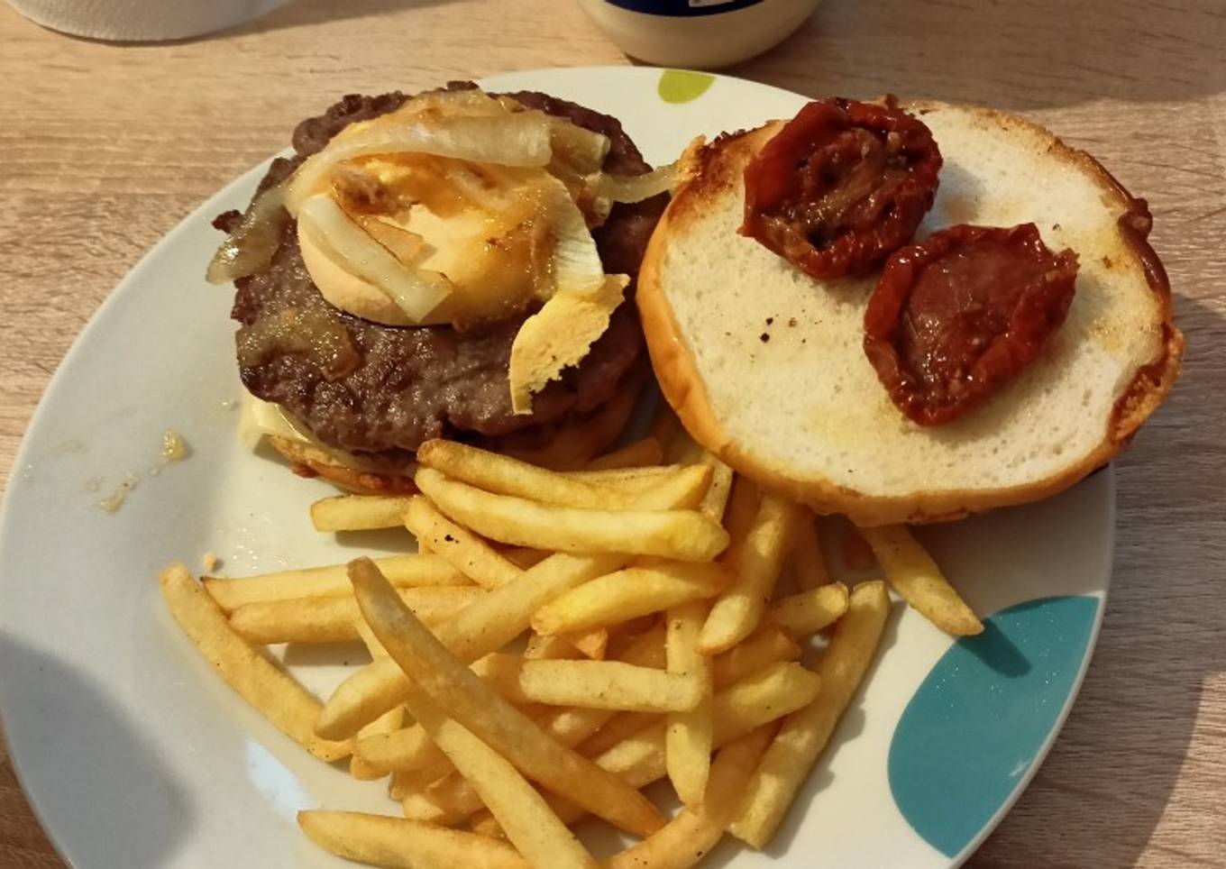 Hamburguesa de buey con afuega'l pitu roxu y tomate seco