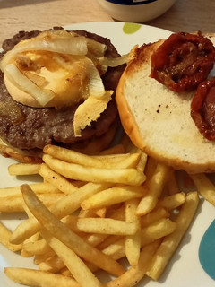 Una foto de Hamburguesa de buey con afuega'l pitu roxu y tomate seco