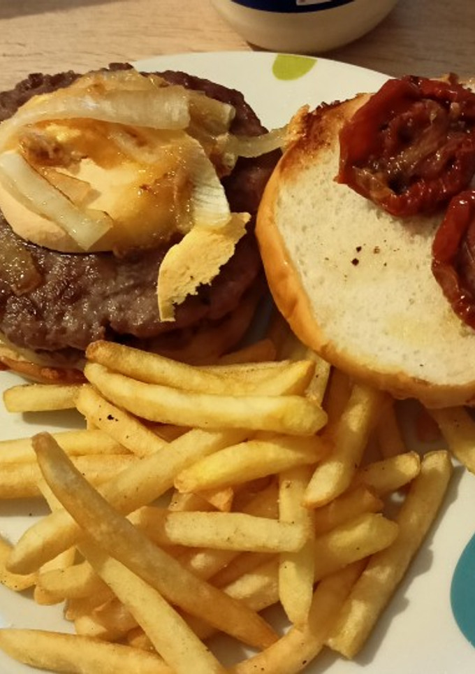 Una foto de Hamburguesa de buey con afuega'l pitu roxu y tomate seco