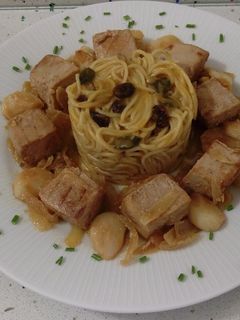 Una foto de Espaguetis con crema de curry y tacos de atún encebollado