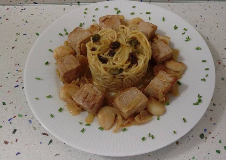 Espaguetis con crema de curry y tacos de atún encebollado