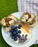 Desayuno completo con tostada de aguacate y yogur con arándanos