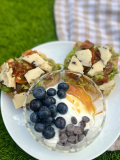 Foto principal de Desayuno completo con tostada de aguacate y yogur con arándanos