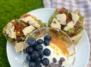 Foto principal de Desayuno completo con tostada de aguacate y yogur con arándanos