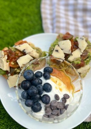 Foto principal de Desayuno completo con tostada de aguacate y yogur con arándanos