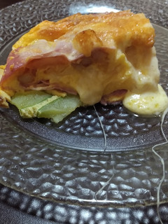 Una foto de Tortilla rellena de jamón y queso