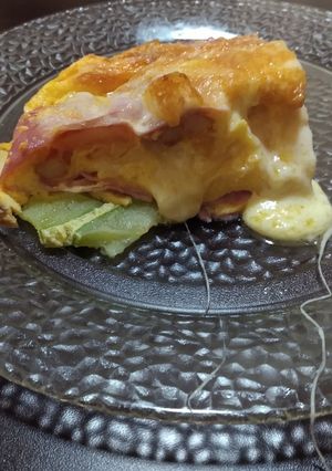 Una foto de Tortilla rellena de jamón y queso