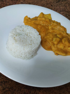 Una foto de Pollo con curry y arroz Basmati