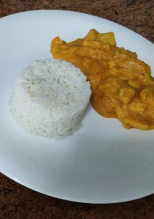 Una foto de Pollo con curry y arroz Basmati