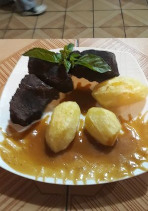 Una foto de Carne de res al vino tinto con papas palidas