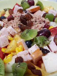 Una foto de Ensalada de pavo y atún con melón, kiwi, tomate y piña