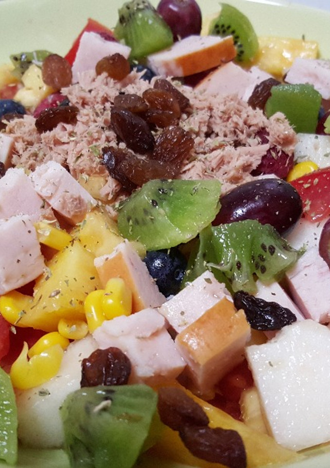 Una foto de Ensalada de pavo y atún con melón, kiwi, tomate y piña