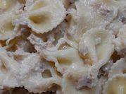 Una foto de fideos con crema
