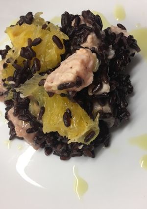 Foto di Riso Venere con salmone e arance