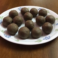 A picture of Ragi ladoo.