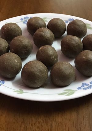 A picture of Ragi ladoo.