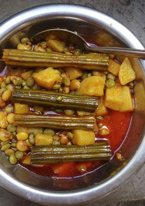 સરગવા નું મિક્સ શાક (Drumstick Mix Shak Recipe in Gujarati) રેસીપી મુખ્ય ફોટો