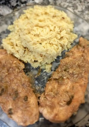 Una foto de Pollo en Salsa Tahini con Arroz Amarillo