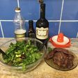 Ensalada de espinacas, palta, aceitunas, huevo y tomates acompañada por cuadril al carbón