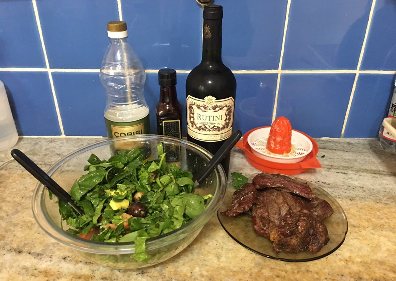 Ensalada de espinacas, palta, aceitunas, huevo y tomates acompañada por cuadril al carbón
