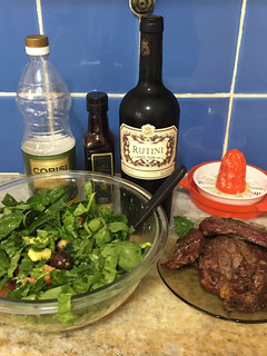 Una foto de Ensalada de espinacas, palta, aceitunas, huevo y tomates acompañada por cuadril al carbón