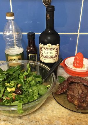 Una foto de Ensalada de espinacas, palta, aceitunas, huevo y tomates acompañada por cuadril al carbón
