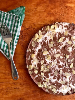 Una foto de Tarta de chocolate 85%cacao en base de almendras SIN horno