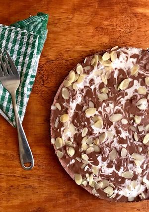 Una foto de Tarta de chocolate 85%cacao en base de almendras SIN horno