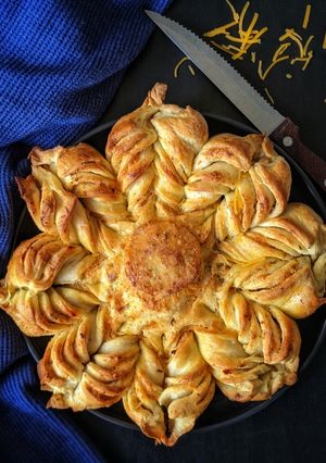 A picture of Herb and Cheese Star Bread.