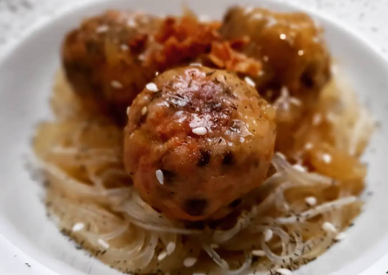 Albóndigas de salmón y lentejas en salsa de curry