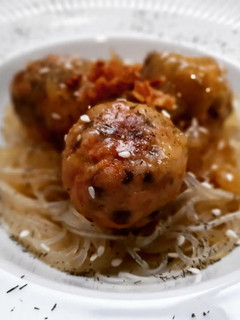 Una foto de Albóndigas de salmón y lentejas en salsa de curry